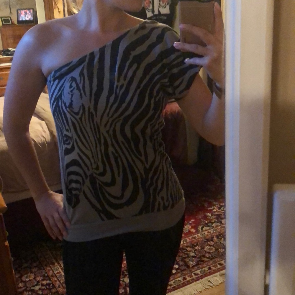 Off the shoulder zebra tee
